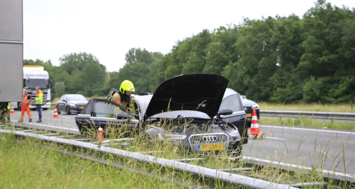 Brand in dashboard van auto op snelweg - Foto 11
