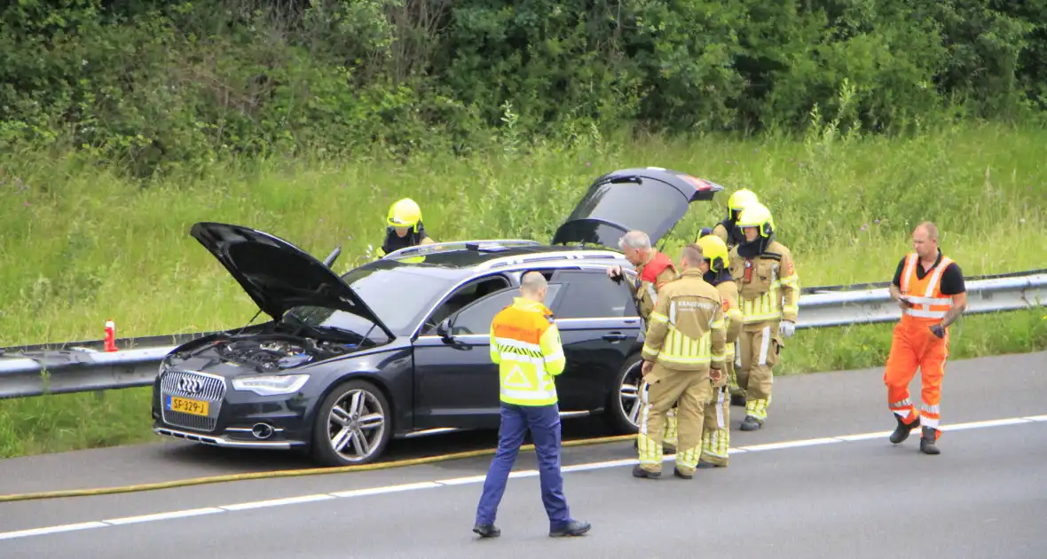 Brand in dashboard van auto op snelweg - Foto 12