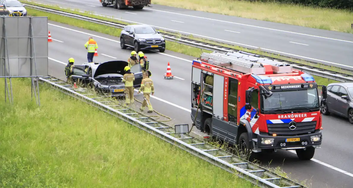Brand in dashboard van auto op snelweg - Foto 13
