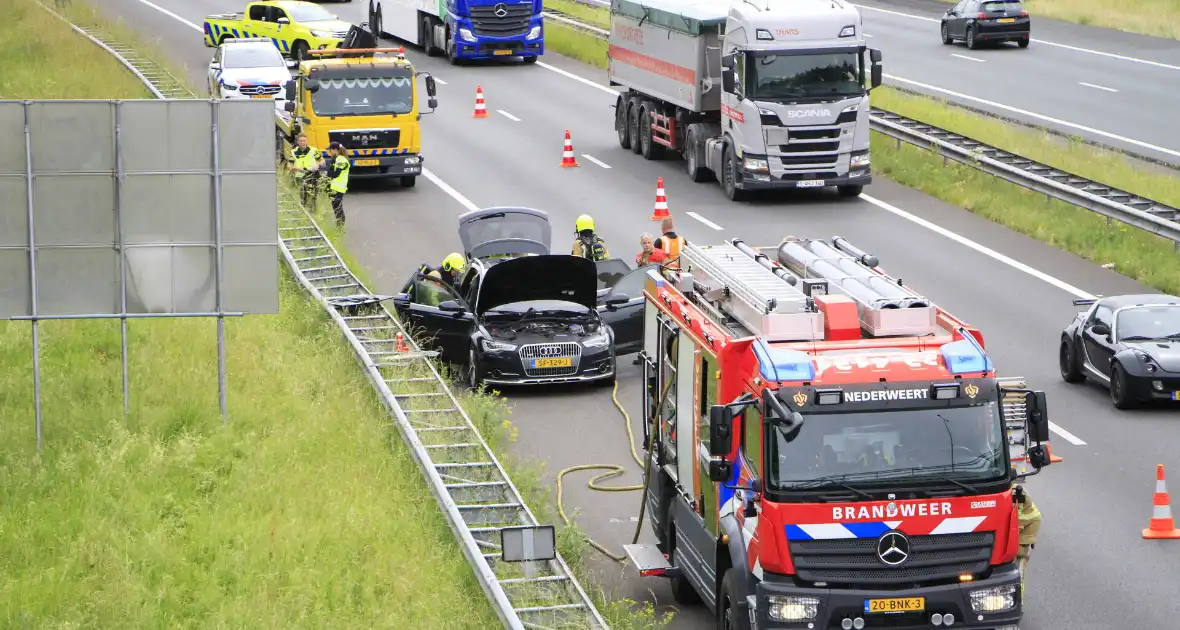 Brand in dashboard van auto op snelweg - Foto 14