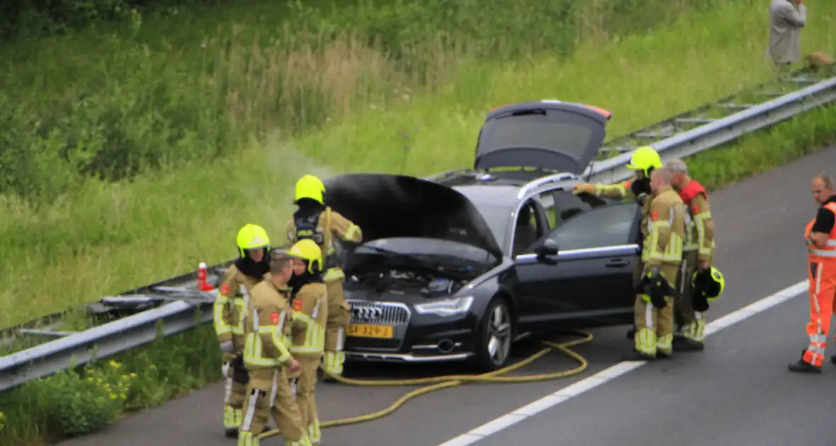 Brand in dashboard van auto op snelweg - Foto 15