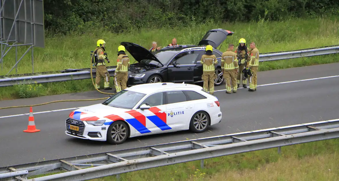 Brand in dashboard van auto op snelweg - Foto 2