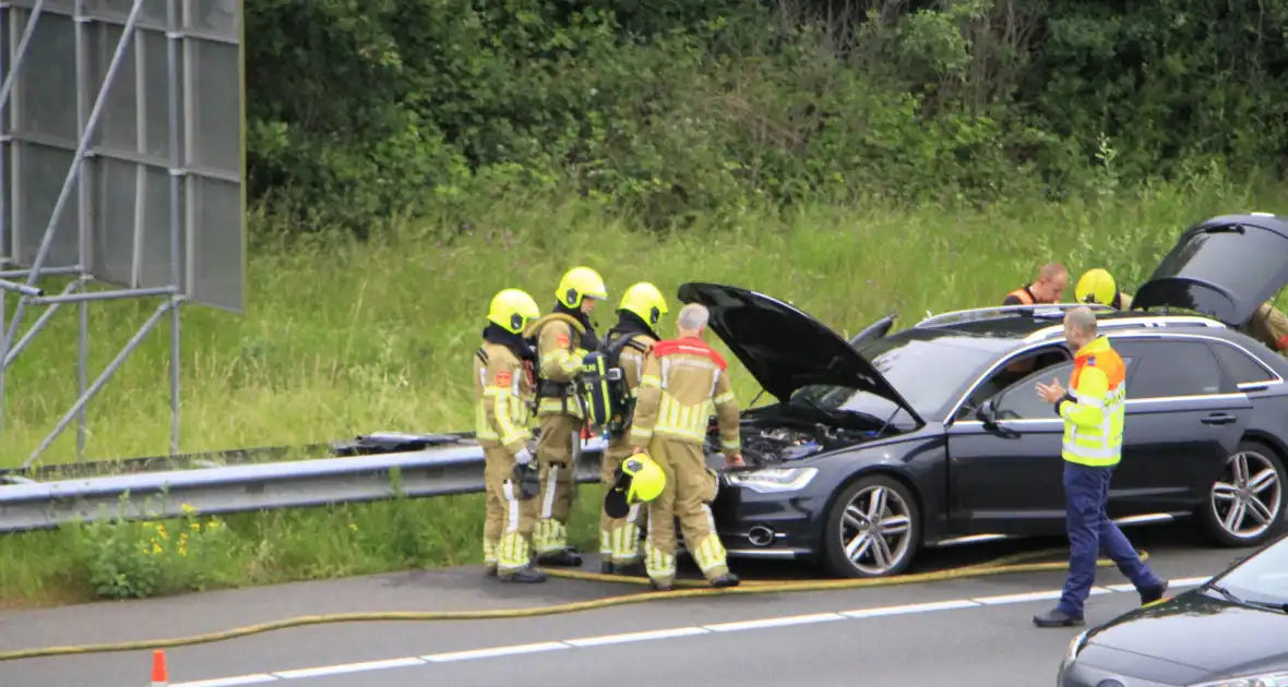 Brand in dashboard van auto op snelweg - Foto 3