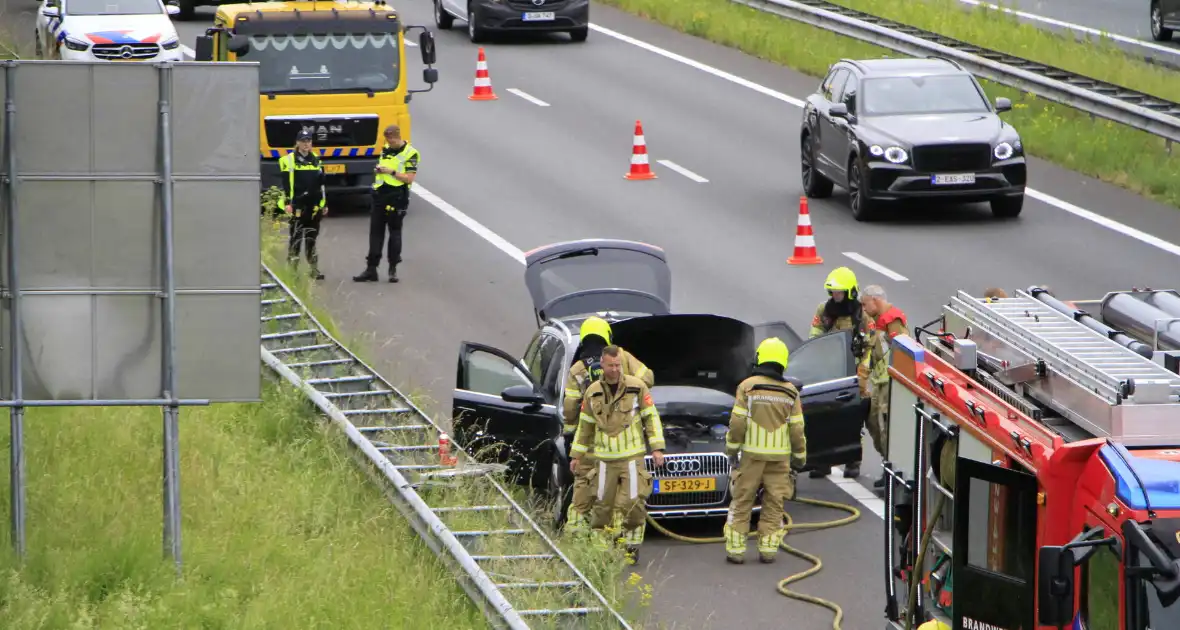 Brand in dashboard van auto op snelweg - Foto 4
