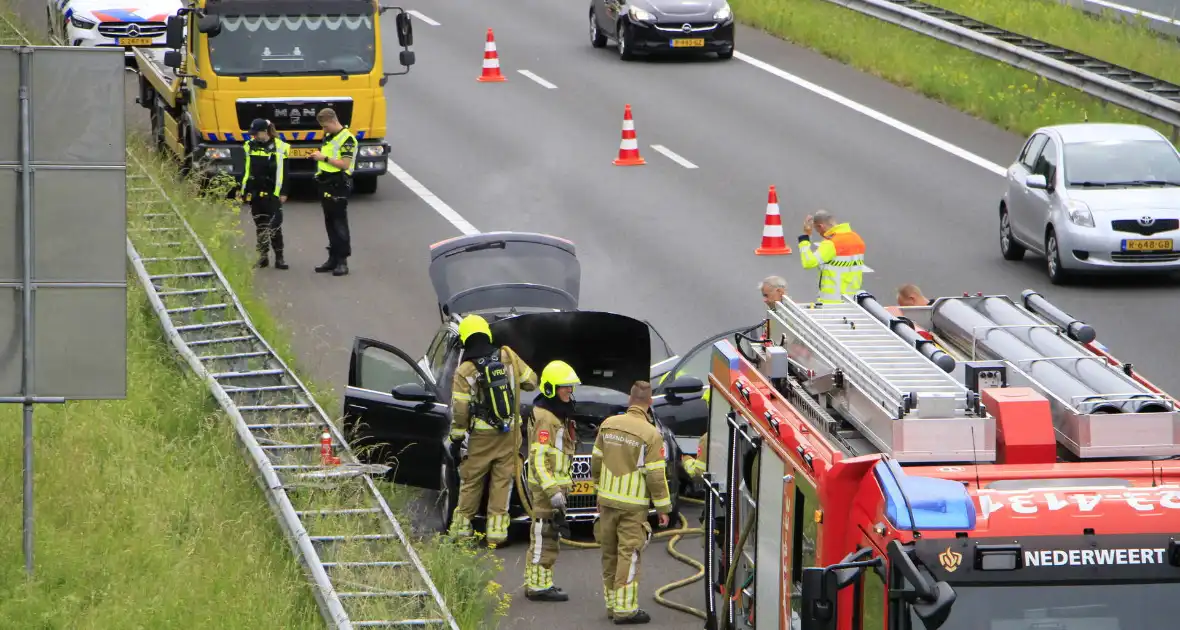 Brand in dashboard van auto op snelweg - Foto 5