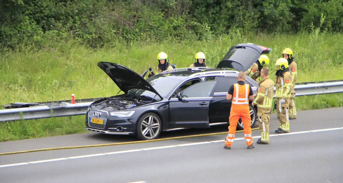 Brand in dashboard van auto op snelweg - Foto 6
