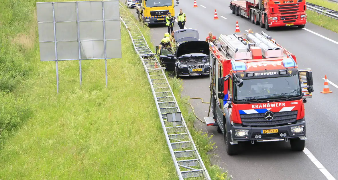 Brand in dashboard van auto op snelweg - Foto 7