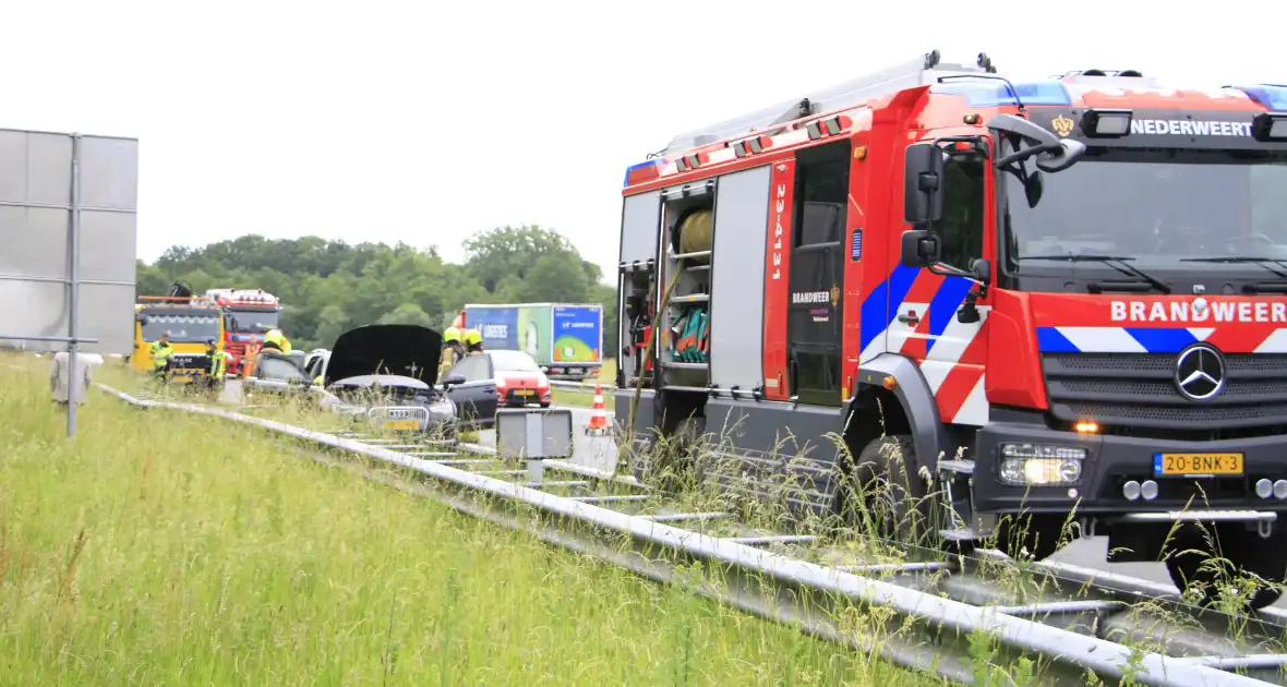 Brand in dashboard van auto op snelweg - Foto 8