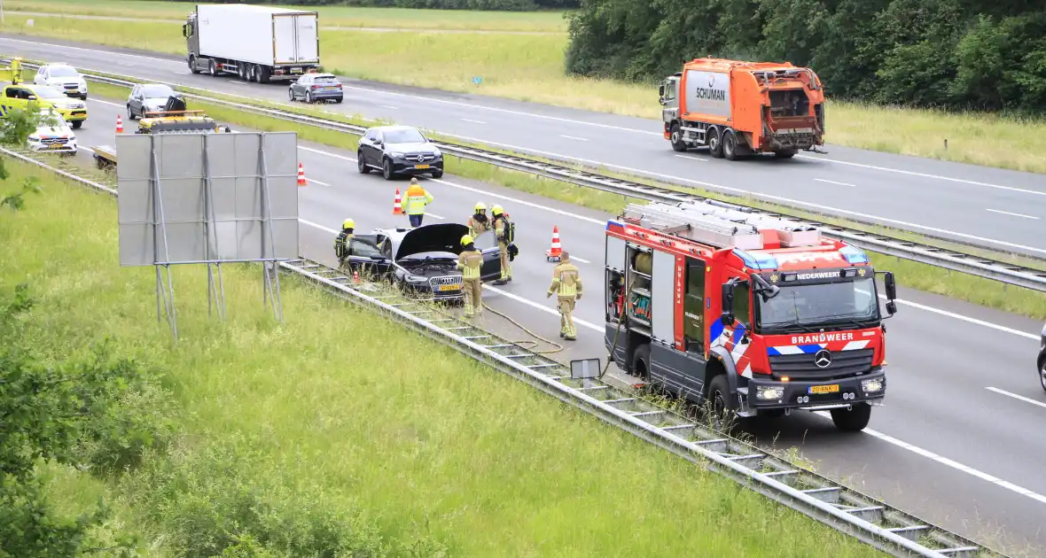 Brand in dashboard van auto op snelweg - Foto 9