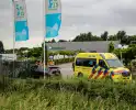 Auto botst tegen hek op terrein intratuin