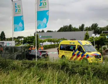Auto botst tegen hek op terrein intratuin
