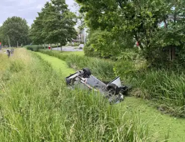 Voertuig te water na botsing