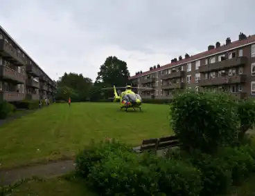 Traumahelikopter landt tussen flats door medisch incident
