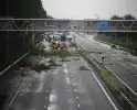 Hoosbui leidt tot grote schade en verkeerschaos op snelweg