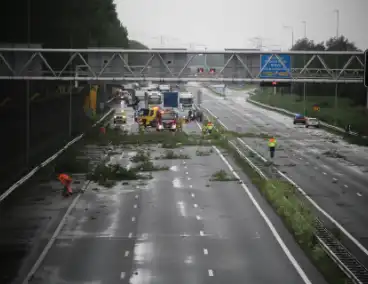 Hoosbui leidt tot grote schade en verkeerschaos op snelweg