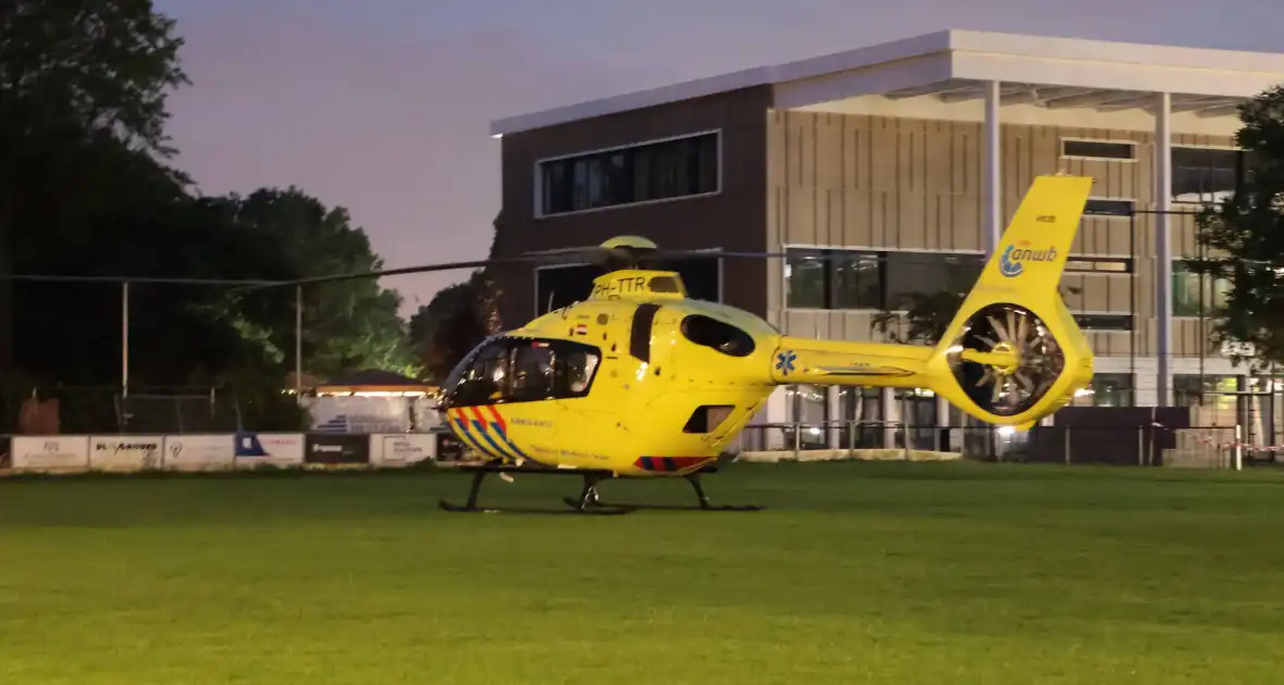 Hulpdiensten zoeken naar persoon te water - Foto 1