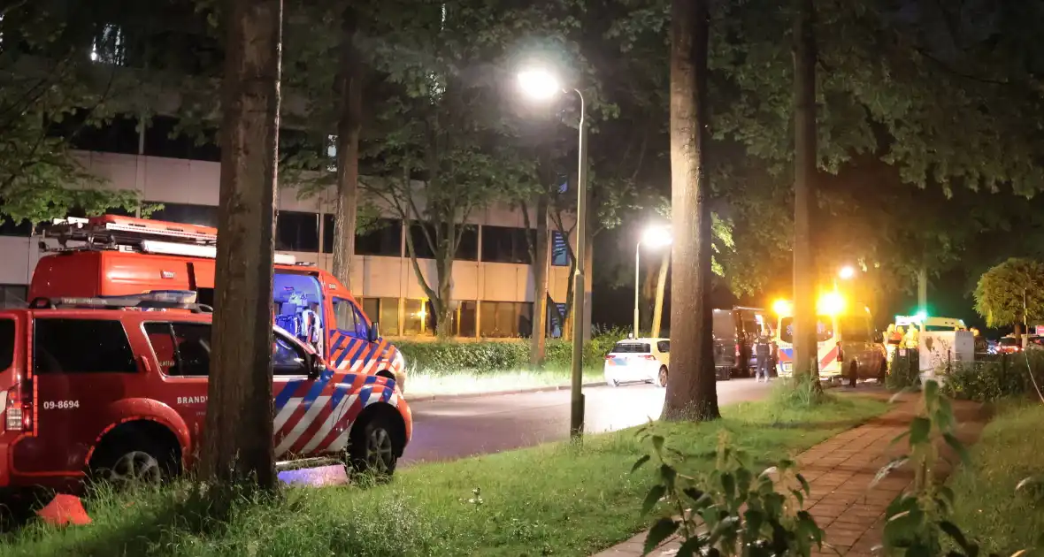 Hulpdiensten zoeken naar persoon te water - Foto 11