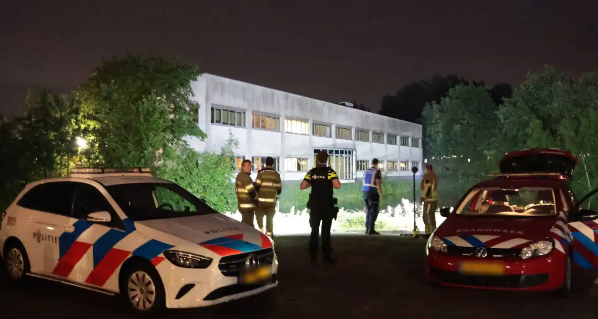 Hulpdiensten zoeken naar persoon te water - Foto 12