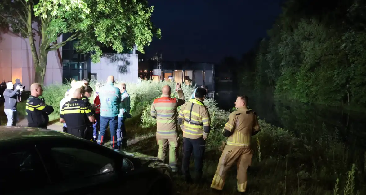 Hulpdiensten zoeken naar persoon te water - Foto 4
