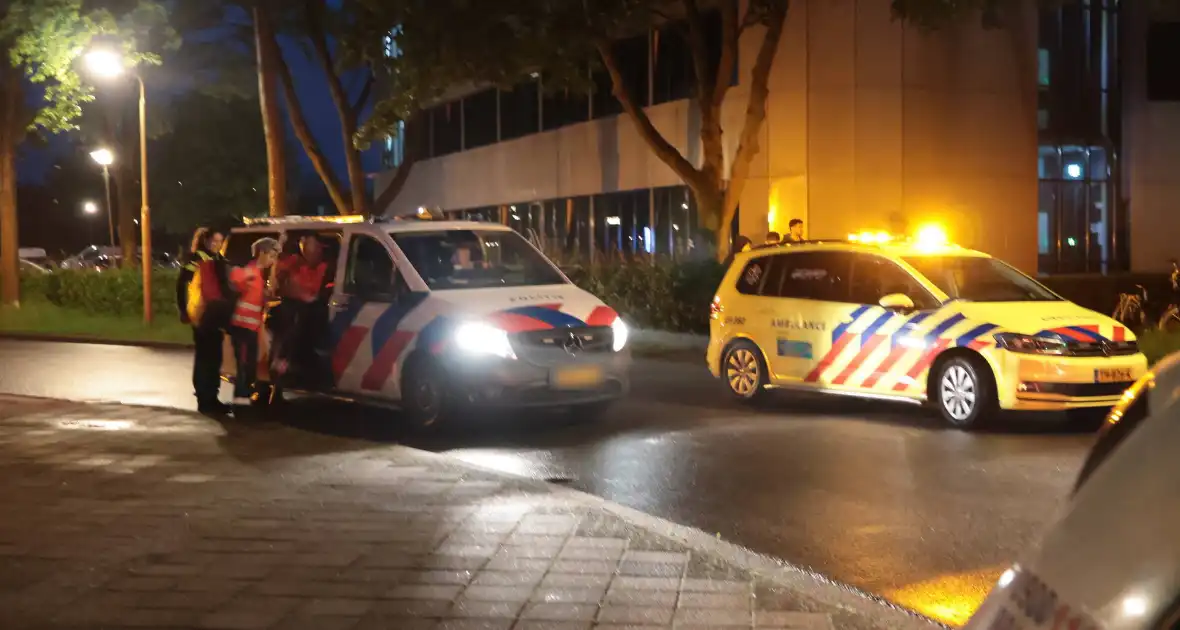 Hulpdiensten zoeken naar persoon te water - Foto 8