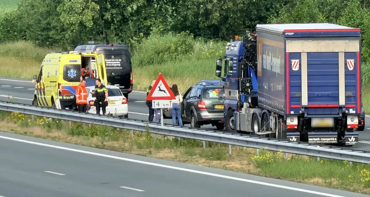 Aanrijding tussen twee auto's op snelweg