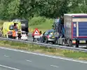 Aanrijding tussen twee auto's op snelweg