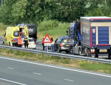 Aanrijding tussen twee auto's op snelweg