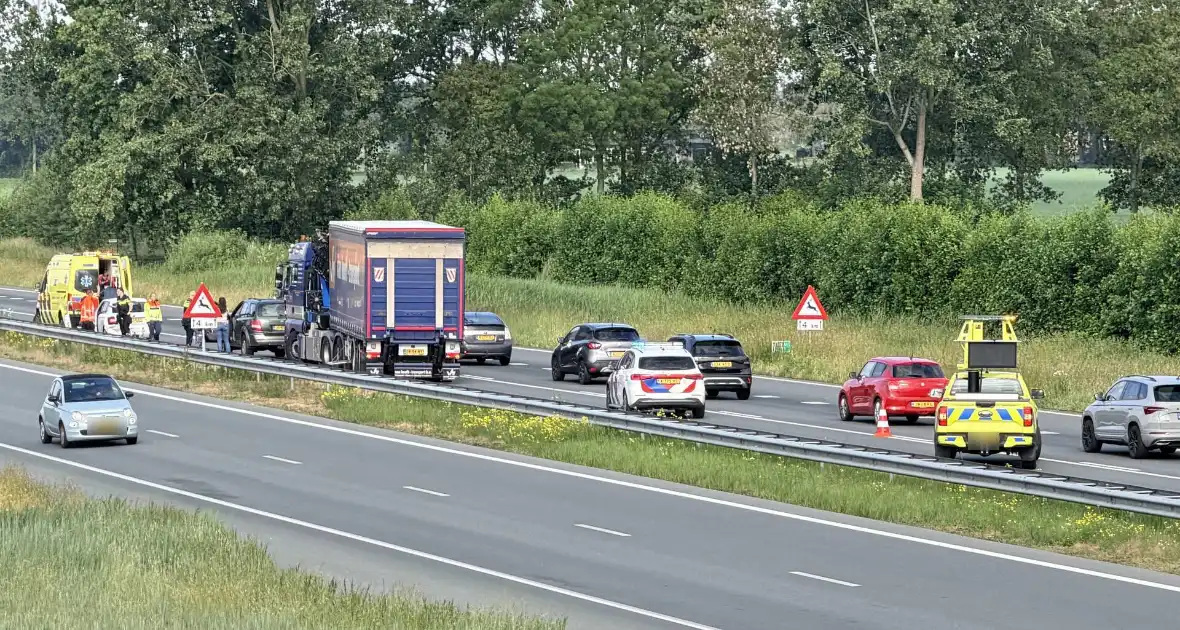 Aanrijding tussen twee auto's op snelweg - Foto 1