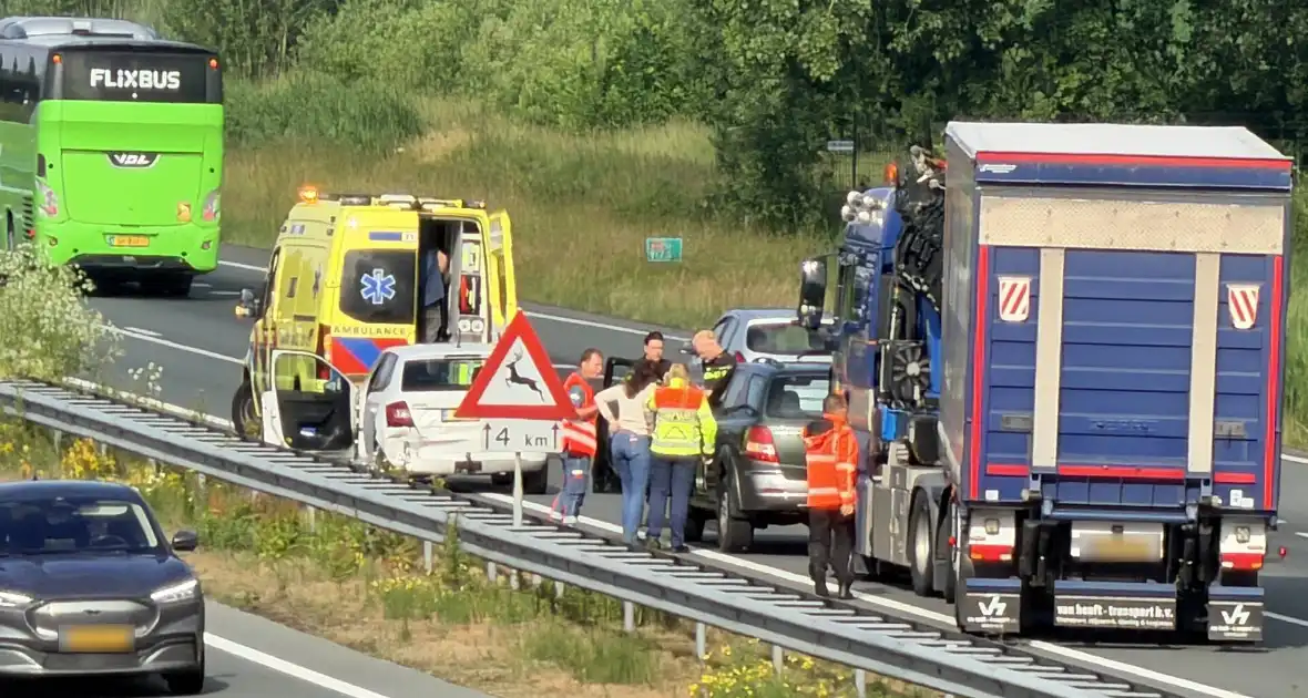 Aanrijding tussen twee auto's op snelweg - Foto 2