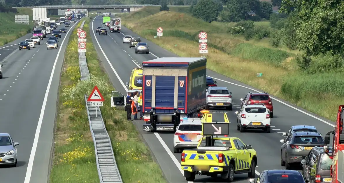 Aanrijding tussen twee auto's op snelweg - Foto 3