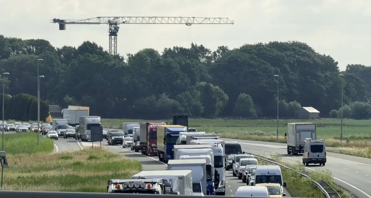 Aanrijding tussen twee auto's op snelweg - Foto 4