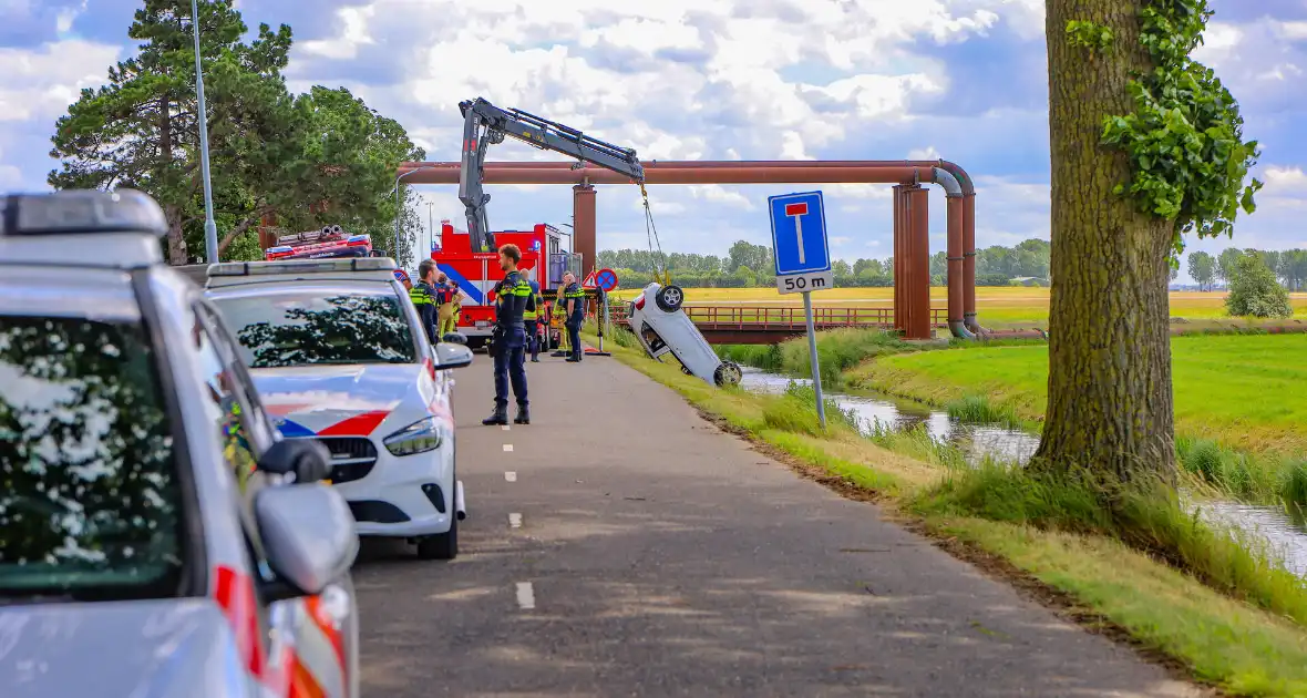 Auto raakt te water bij ongeval - Foto 1