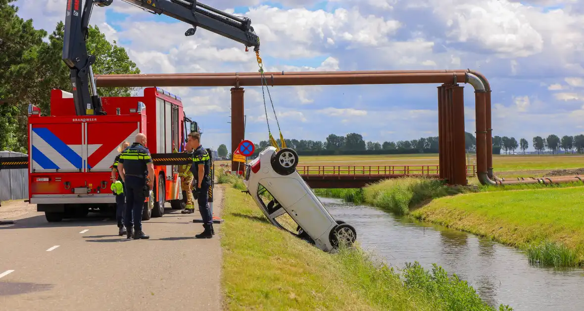 Auto raakt te water bij ongeval - Foto 2