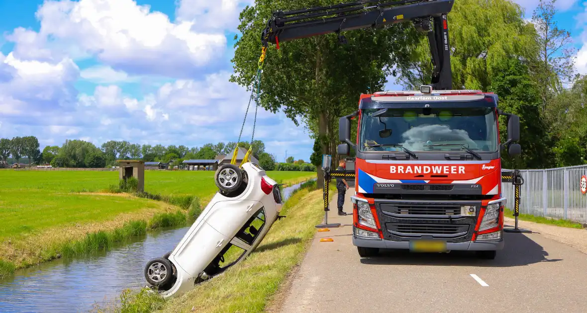 Auto raakt te water bij ongeval - Foto 3