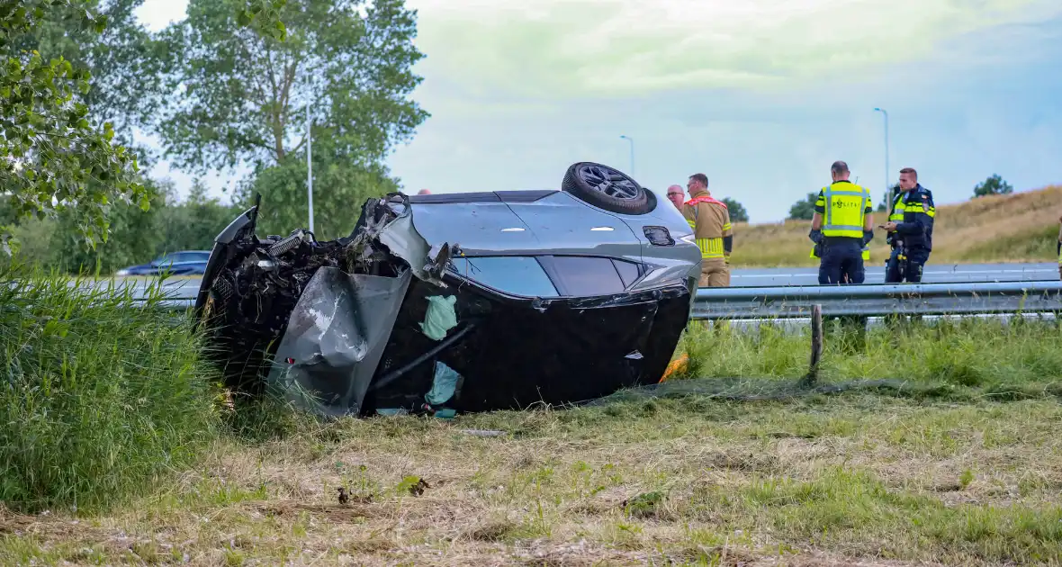 Auto belandt op zijn kop na aanrijding
