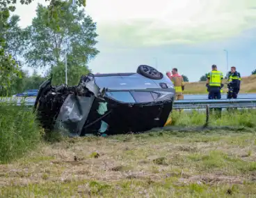 Auto belandt op zijn kop na aanrijding