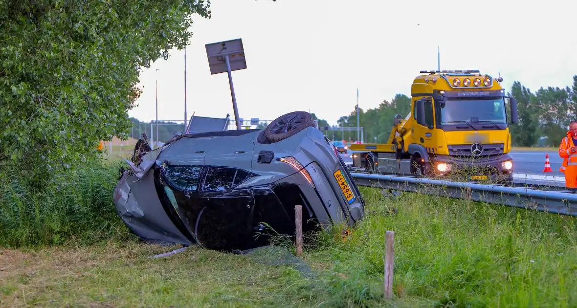 Auto belandt op zijn kop na aanrijding - Foto 1