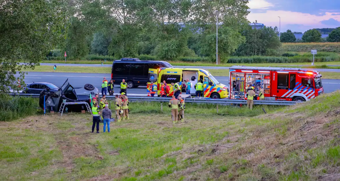 Auto belandt op zijn kop na aanrijding - Foto 3