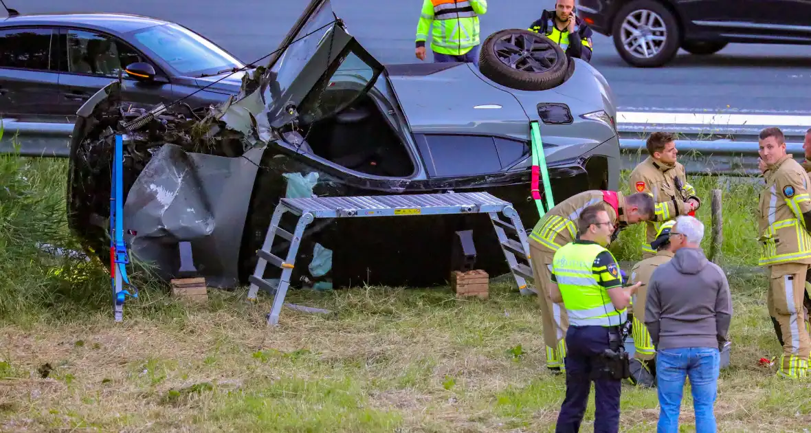 Auto belandt op zijn kop na aanrijding - Foto 4