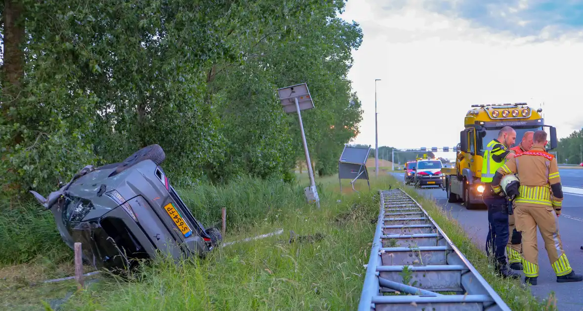 Auto belandt op zijn kop na aanrijding - Foto 5