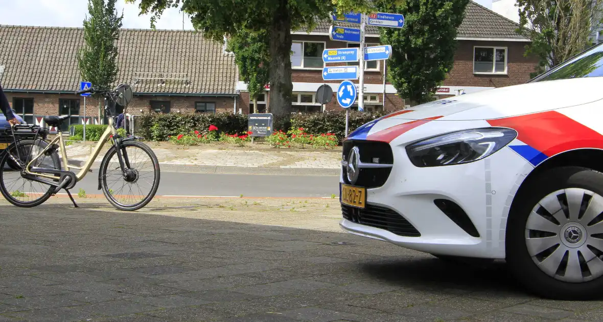 Auto botst achterop fietsster op rotonde