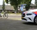 Auto botst achterop fietsster op rotonde