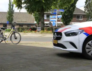 Auto botst achterop fietsster op rotonde