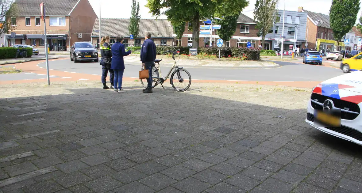 Auto botst achterop fietsster op rotonde - Foto 1