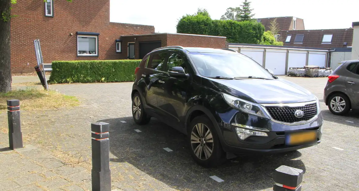 Auto botst achterop fietsster op rotonde - Foto 2