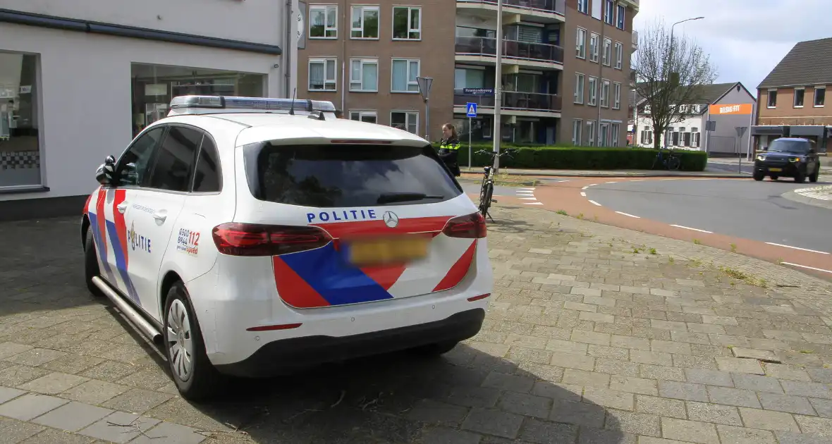 Auto botst achterop fietsster op rotonde - Foto 3