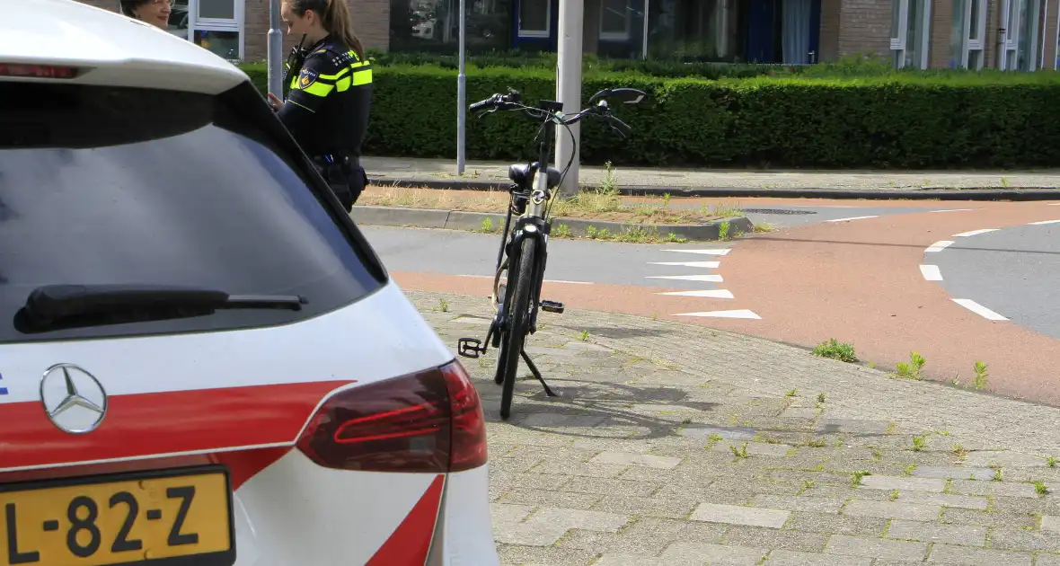 Auto botst achterop fietsster op rotonde - Foto 4