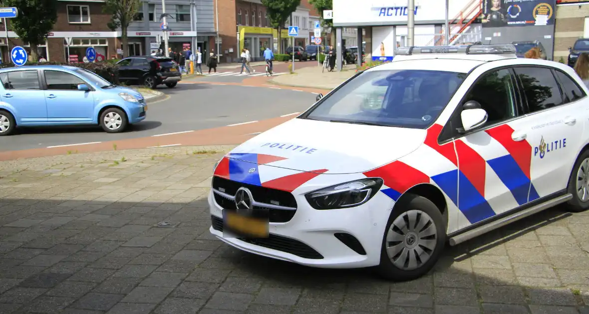 Auto botst achterop fietsster op rotonde - Foto 5