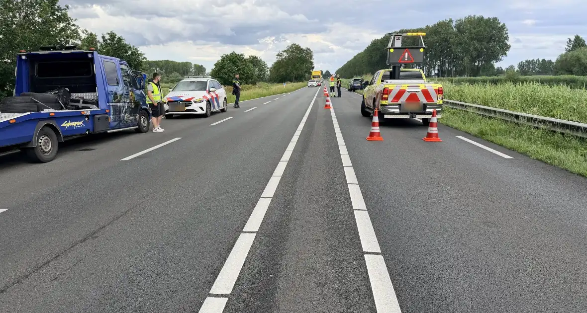 Auto crasht in vangrail na pech bedrijfswagen