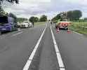 Auto crasht in vangrail na pech bedrijfswagen